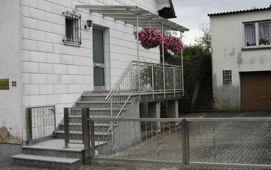 Treppenüberdachung, Tor und eine zweiflügelige Gartentür