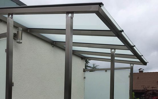 Vordach – Stahlkonstruktion mit Glasabdeckung