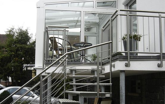 Treppe und Balkon mit Edelstahlgeländer