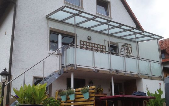 Balkon mit Überdachung, Edelstahlgeländer mit satiniertem Glas