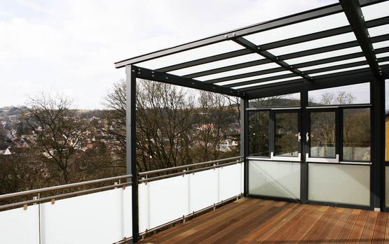 Terrassenüberdachung und Edelstahlgeländer mit satiniertem Glas